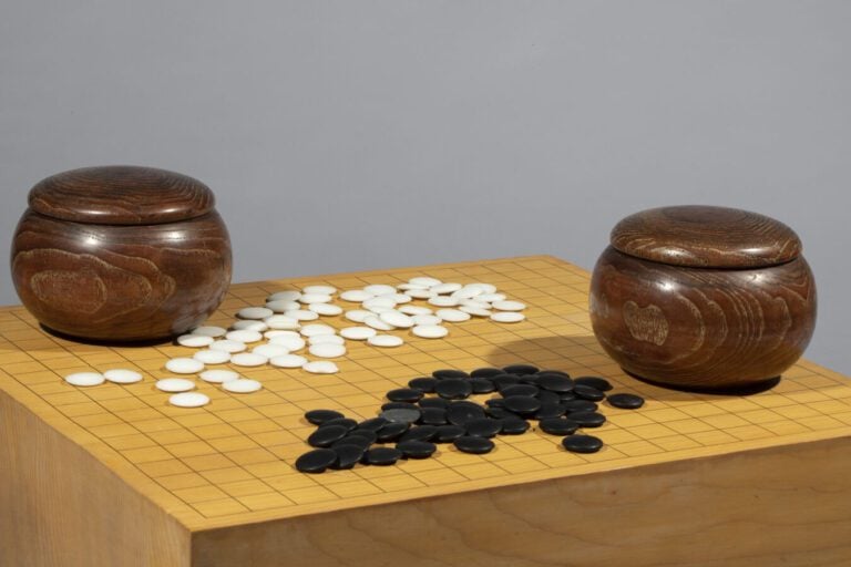 JAPON - Période Showa (1926-1989) - Plateau de jeu de Go en bois massif de coul…