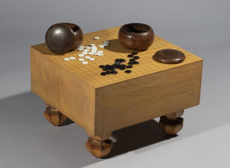JAPON - Période Showa (1926-1989) - Plateau de jeu de Go en bois massif de coul…