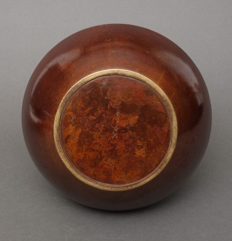 JAPON - Période Showa (1926-1989 ) - Vase en bronze à patine brune brillante à…