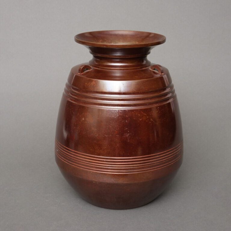 JAPON - Période Showa (1926-1989 ) - Vase en bronze à patine brune brillante à…