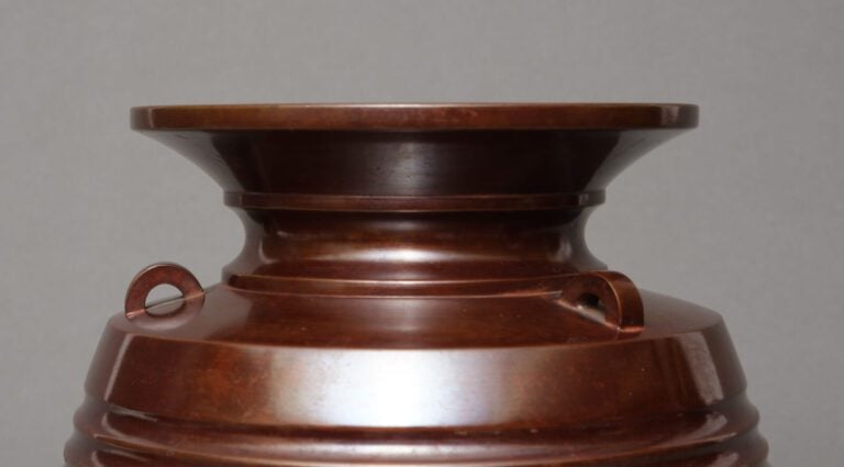 JAPON - Période Showa (1926-1989 ) - Vase en bronze à patine brune brillante à…
