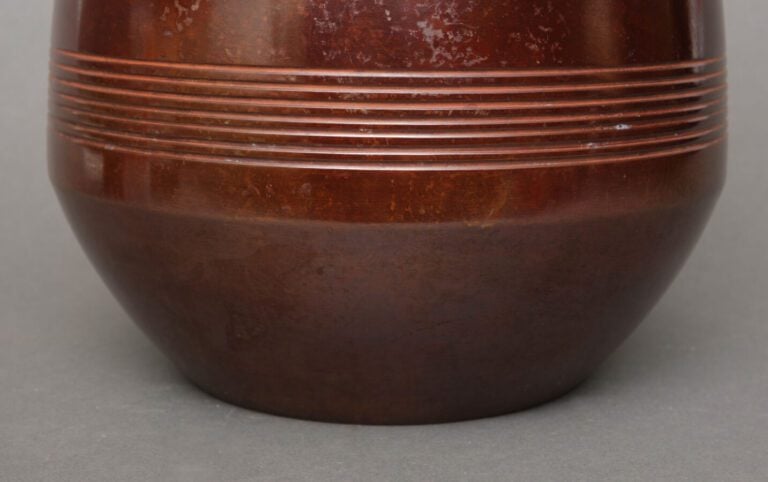JAPON - Période Showa (1926-1989 ) - Vase en bronze à patine brune brillante à…
