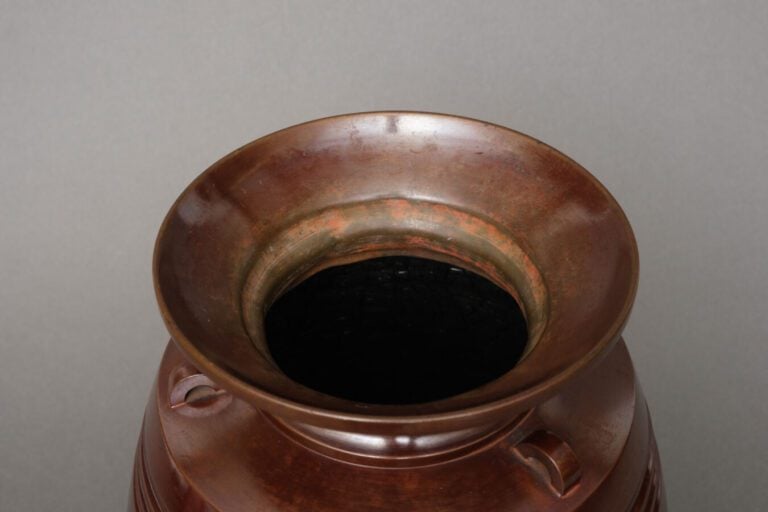 JAPON - Période Showa (1926-1989 ) - Vase en bronze à patine brune brillante à…