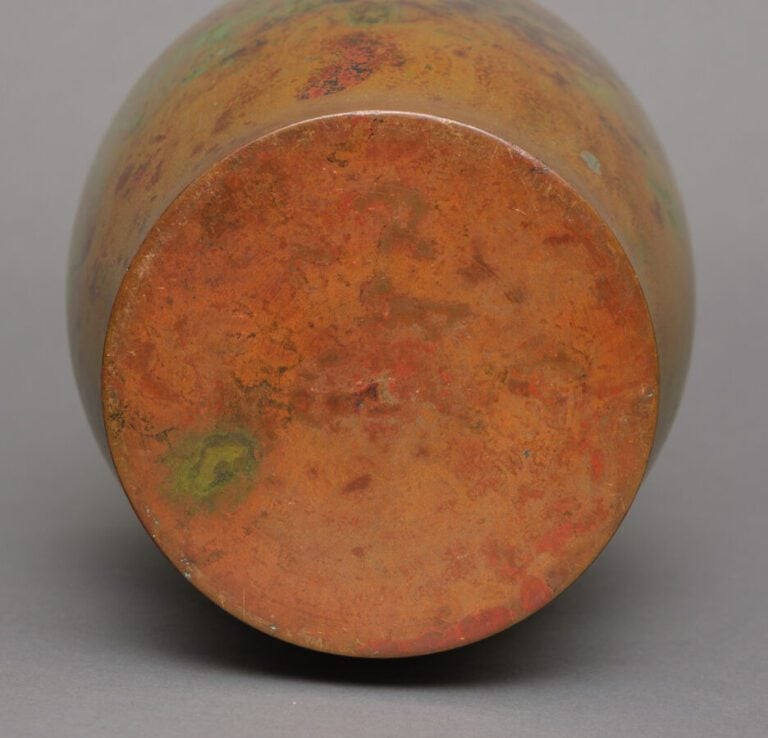 JAPON - Période Showa (1926-1989) - Vase en bronze de couleur vert brun et roug…