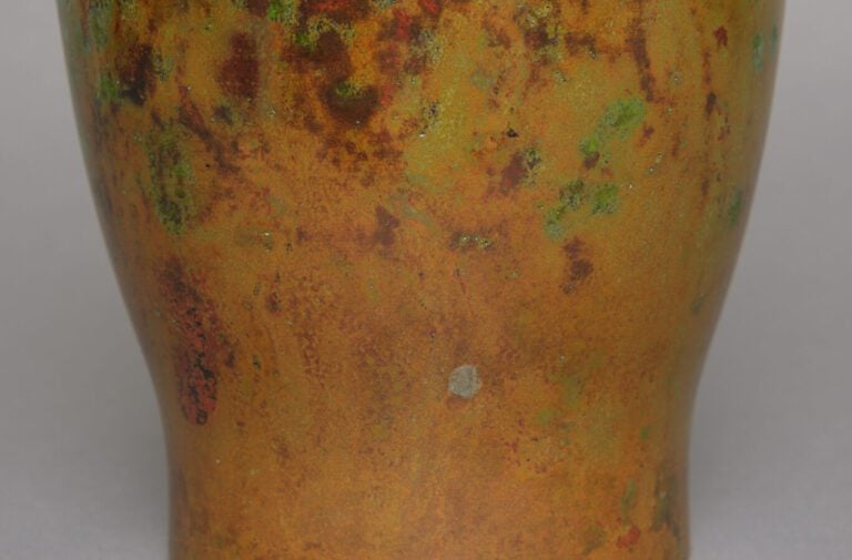 JAPON - Période Showa (1926-1989) - Vase en bronze de couleur vert brun et roug…