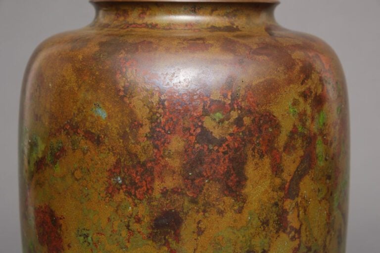 JAPON - Période Showa (1926-1989) - Vase en bronze de couleur vert brun et roug…