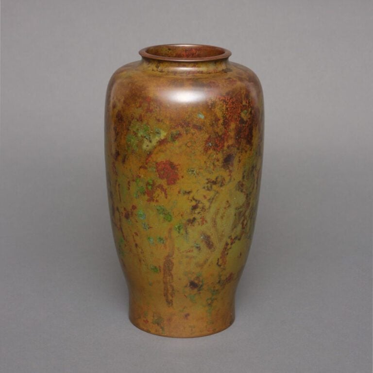 JAPON - Période Showa (1926-1989) - Vase en bronze de couleur vert brun et roug…