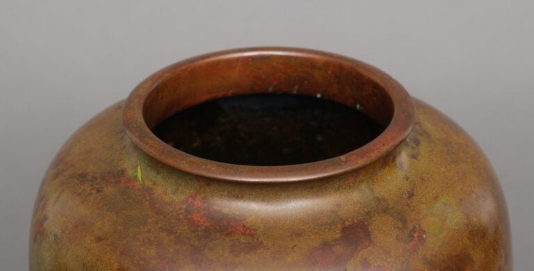 JAPON - Période Showa (1926-1989) - Vase en bronze de couleur vert brun et roug…