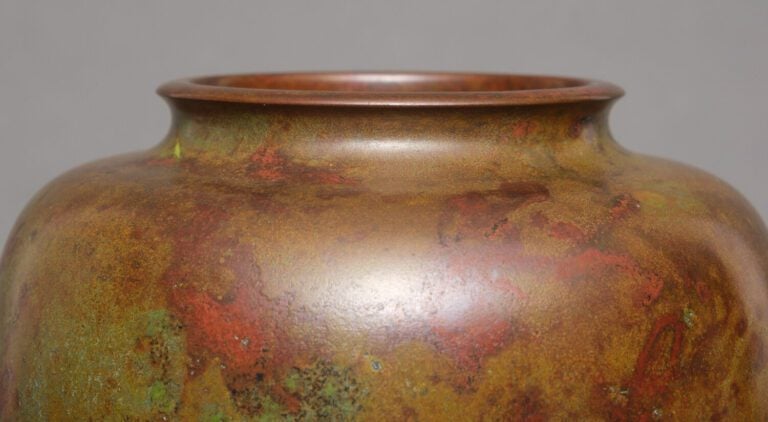 JAPON - Période Showa (1926-1989) - Vase en bronze de couleur vert brun et roug…