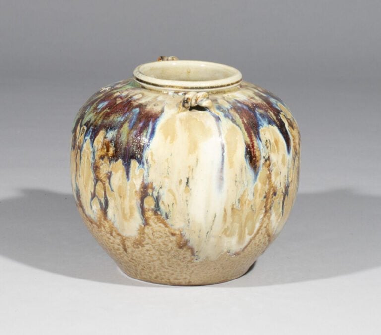 JAPON - Période Showa (1926-1989) - Vase en céramique, à glaçure dans les tons…