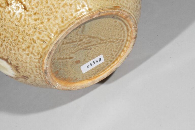 JAPON - Période Showa (1926-1989) - Vase en céramique, à glaçure dans les tons…