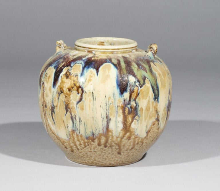 JAPON - Période Showa (1926-1989) - Vase en céramique, à glaçure dans les tons…