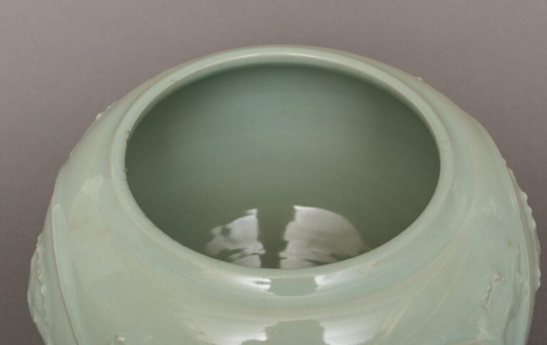 JAPON - Période Showa (1926-1989) - Vase globulaire de couleur céladon, à décor…