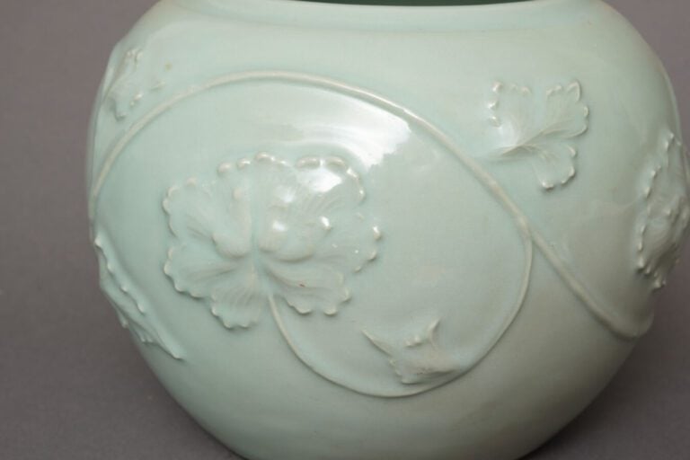 JAPON - Période Showa (1926-1989) - Vase globulaire de couleur céladon, à décor…
