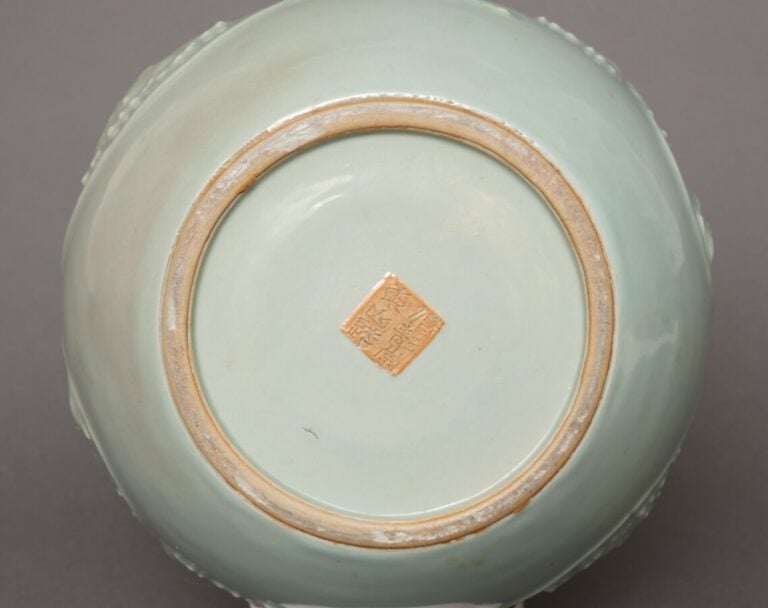 JAPON - Période Showa (1926-1989) - Vase globulaire de couleur céladon, à décor…