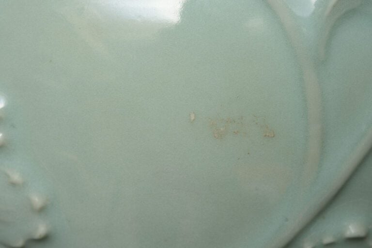JAPON - Période Showa (1926-1989) - Vase globulaire de couleur céladon, à décor…