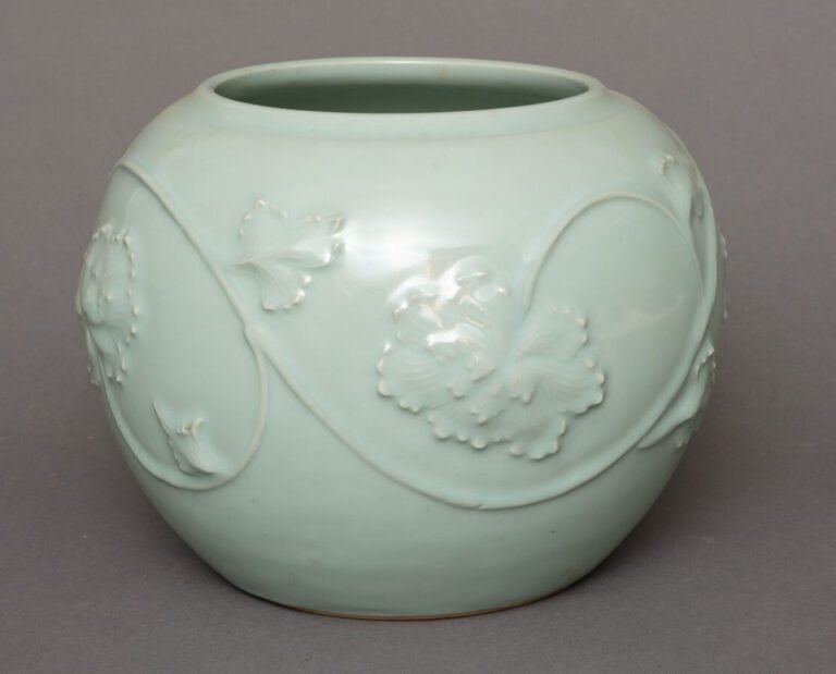 JAPON - Période Showa (1926-1989) - Vase globulaire de couleur céladon, à décor…