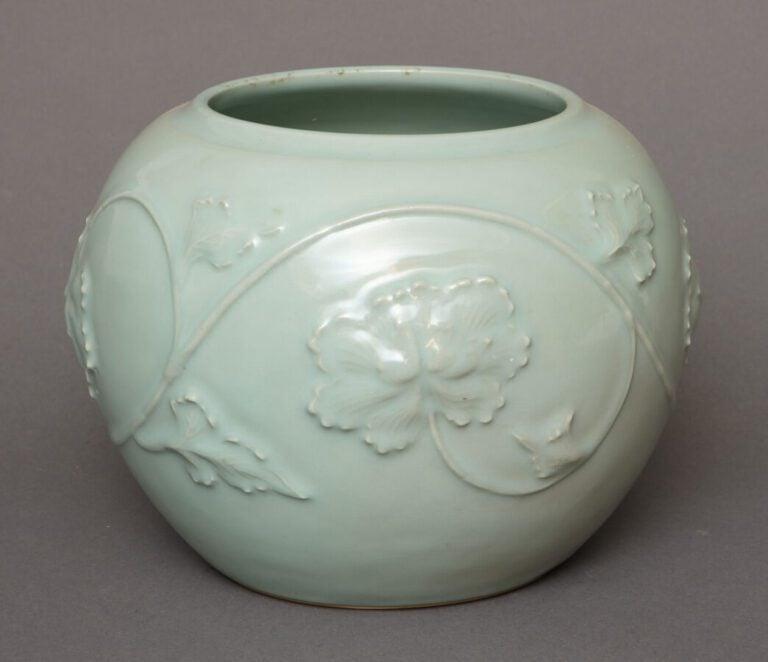 JAPON - Période Showa (1926-1989) - Vase globulaire de couleur céladon, à décor…