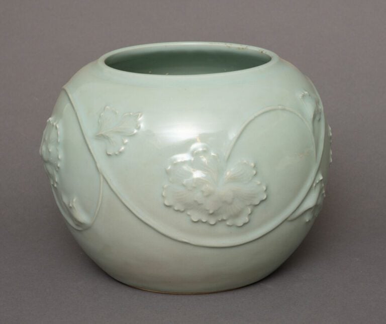JAPON - Période Showa (1926-1989) - Vase globulaire de couleur céladon, à décor…