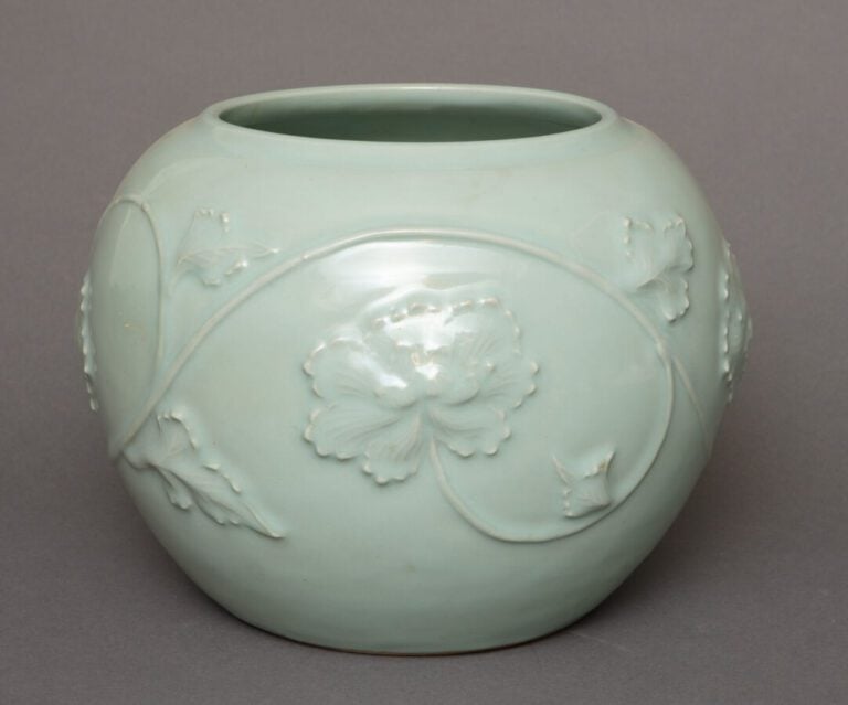 JAPON - Période Showa (1926-1989) - Vase globulaire de couleur céladon, à décor…