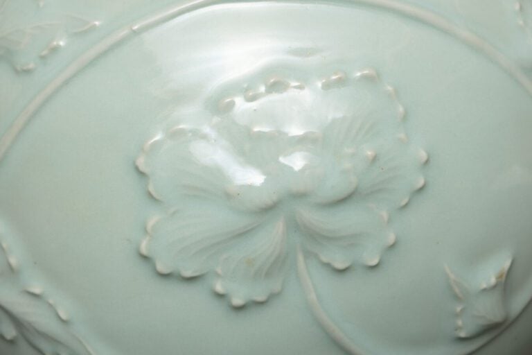 JAPON - Période Showa (1926-1989) - Vase globulaire de couleur céladon, à décor…