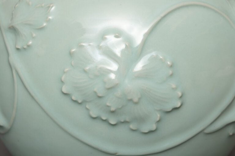 JAPON - Période Showa (1926-1989) - Vase globulaire de couleur céladon, à décor…