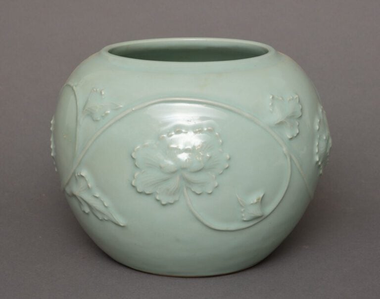 JAPON - Période Showa (1926-1989) - Vase globulaire de couleur céladon, à décor…