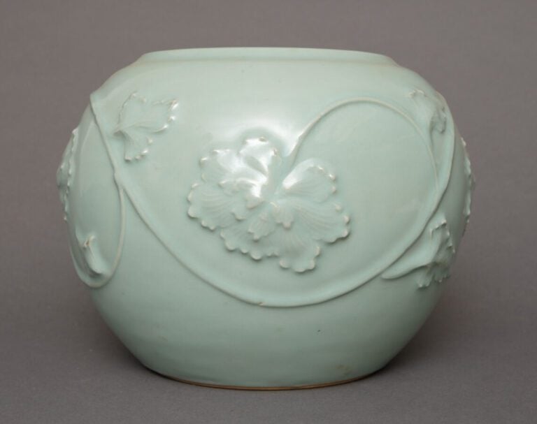 JAPON - Période Showa (1926-1989) - Vase globulaire de couleur céladon, à décor…