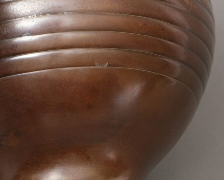 JAPON -Période Showa (1926-1989) - Vase pansu à épaulement en bronze à décor an…