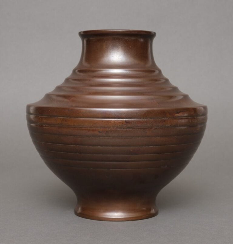JAPON -Période Showa (1926-1989) - Vase pansu à épaulement en bronze à décor an…