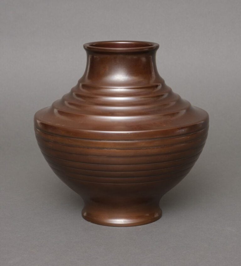 JAPON -Période Showa (1926-1989) - Vase pansu à épaulement en bronze à décor an…