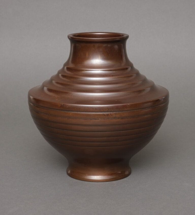JAPON -Période Showa (1926-1989) - Vase pansu à épaulement en bronze à décor an…
