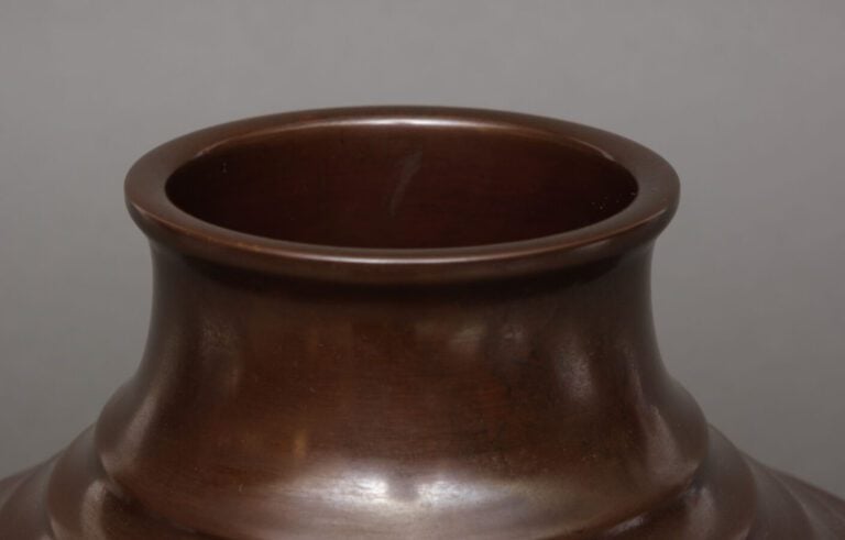 JAPON -Période Showa (1926-1989) - Vase pansu à épaulement en bronze à décor an…