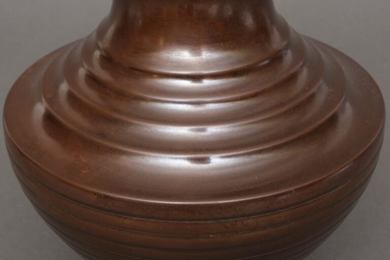 JAPON -Période Showa (1926-1989) - Vase pansu à épaulement en bronze à décor an…