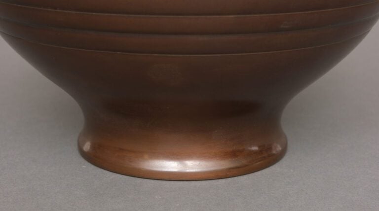 JAPON -Période Showa (1926-1989) - Vase pansu à épaulement en bronze à décor an…