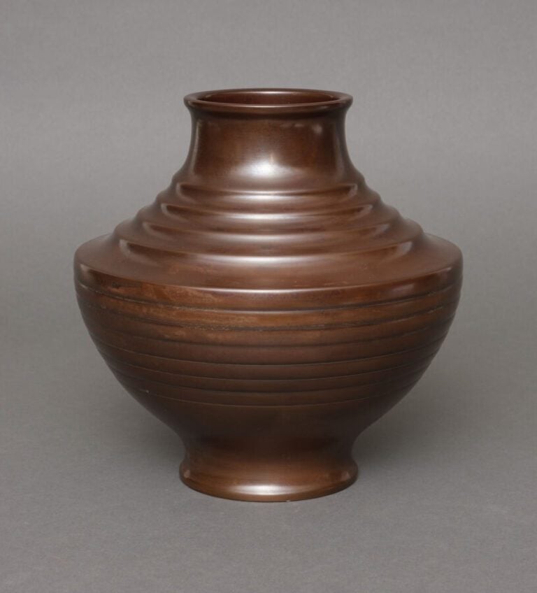 JAPON -Période Showa (1926-1989) - Vase pansu à épaulement en bronze à décor an…