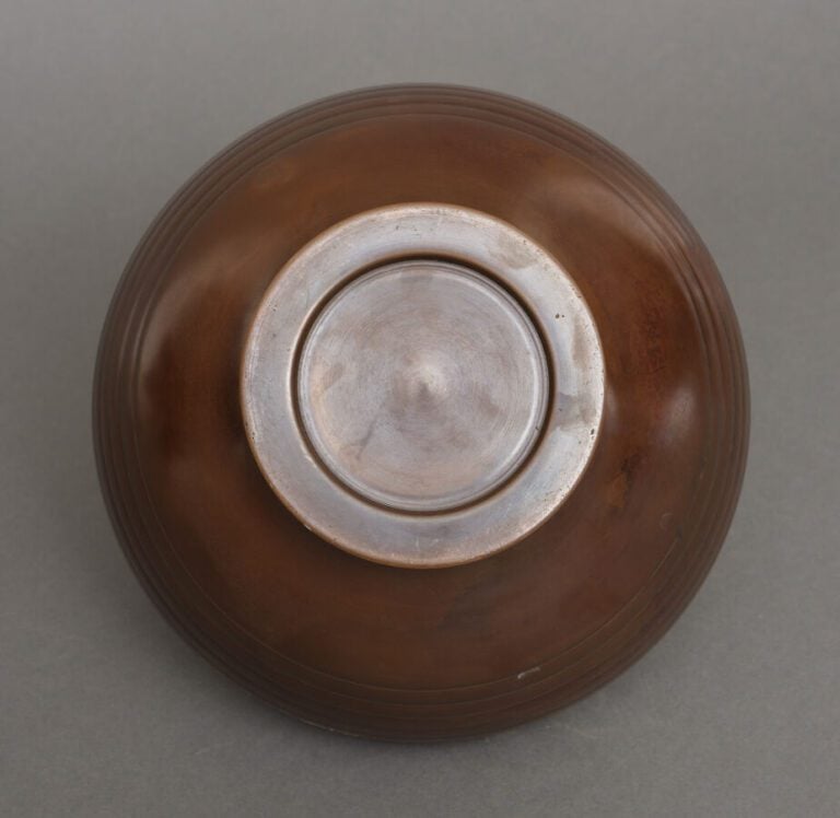 JAPON -Période Showa (1926-1989) - Vase pansu à épaulement en bronze à décor an…