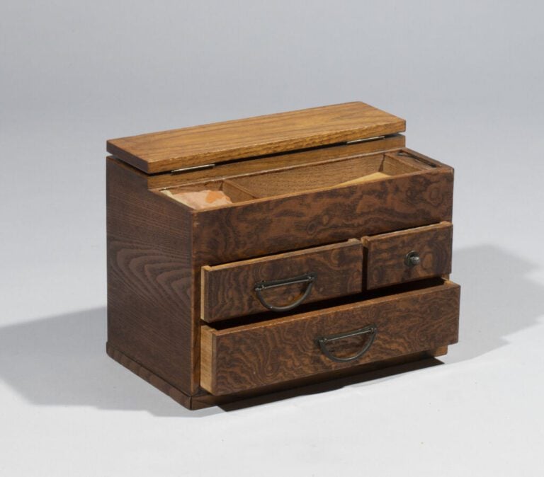 JAPON - Période Taisho (1912-1926) - Boîte à couture Haribako en bois, à trois…