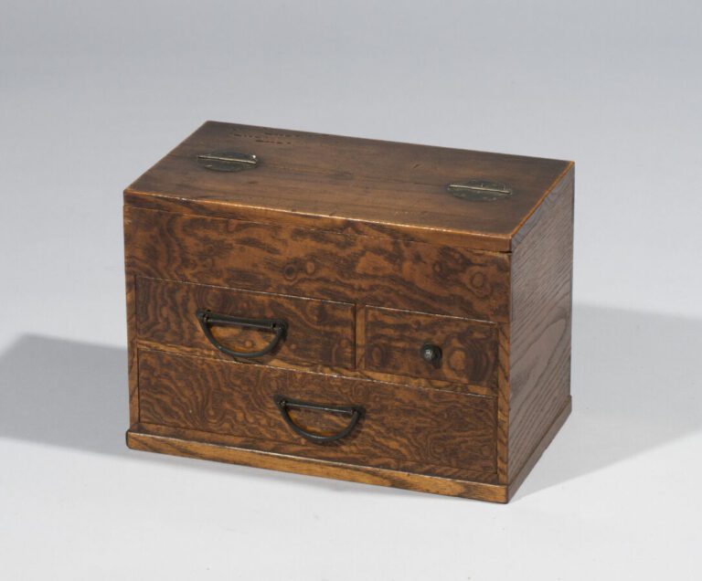 JAPON - Période Taisho (1912-1926) - Boîte à couture Haribako en bois, à trois…