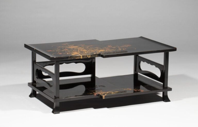 JAPON - Période Taisho (1912-1926) - Plateau laqué à décrochement à décor de fl…