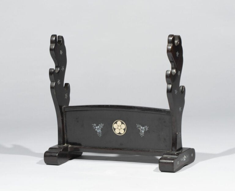 JAPON - Période Taisho (1912-1926) - Support de katana laqué avec "Ume mon" et…