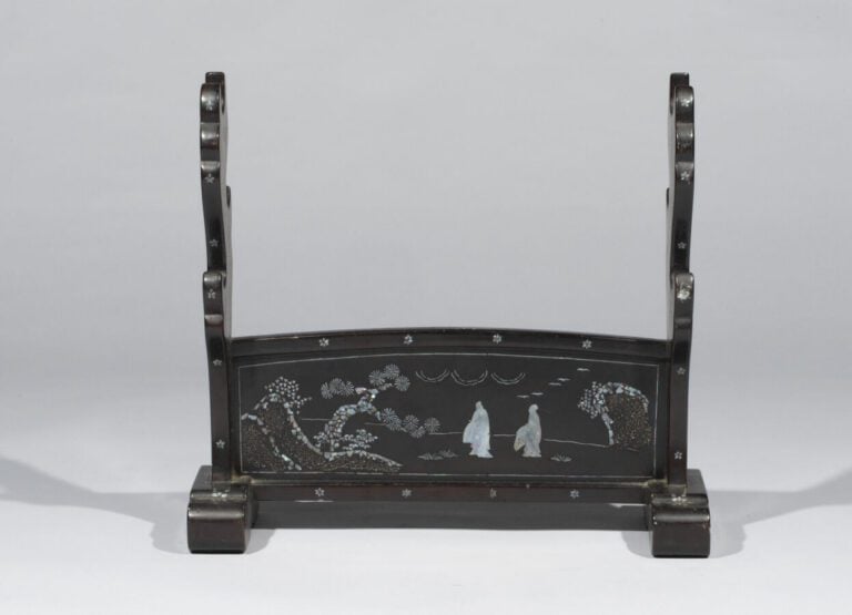 JAPON - Période Taisho (1912-1926) - Support de katana laqué avec "Ume mon" et…