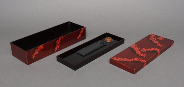 JAPON - Période Taisho (1912-1926) - Suzuri'bako (boîte à écrire) laquée rouge…