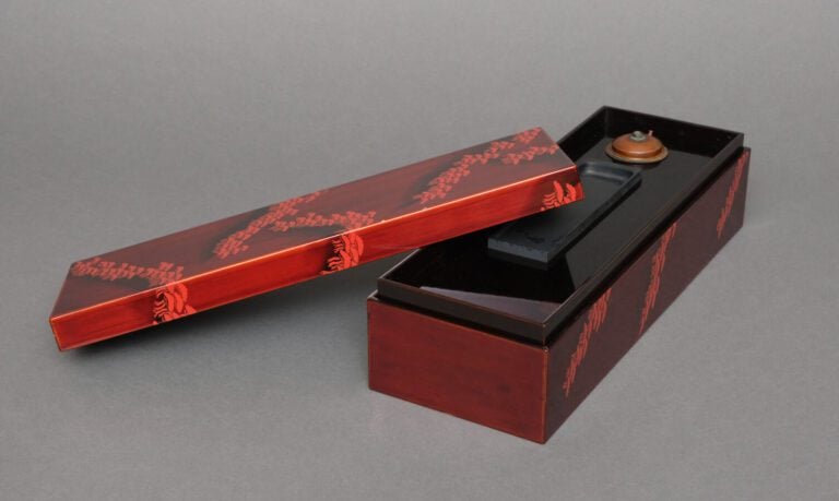 JAPON - Période Taisho (1912-1926) - Suzuri'bako (boîte à écrire) laquée rouge…
