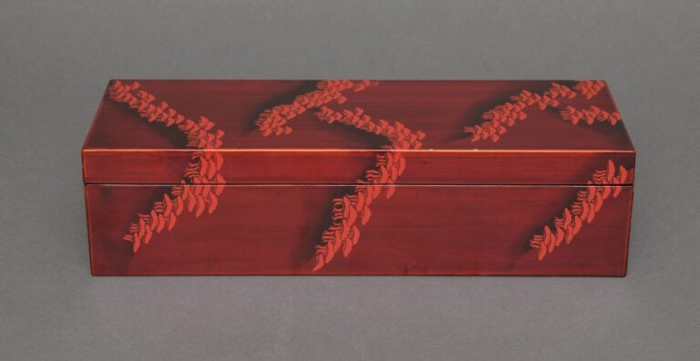 JAPON - Période Taisho (1912-1926) - Suzuri'bako (boîte à écrire) laquée rouge…