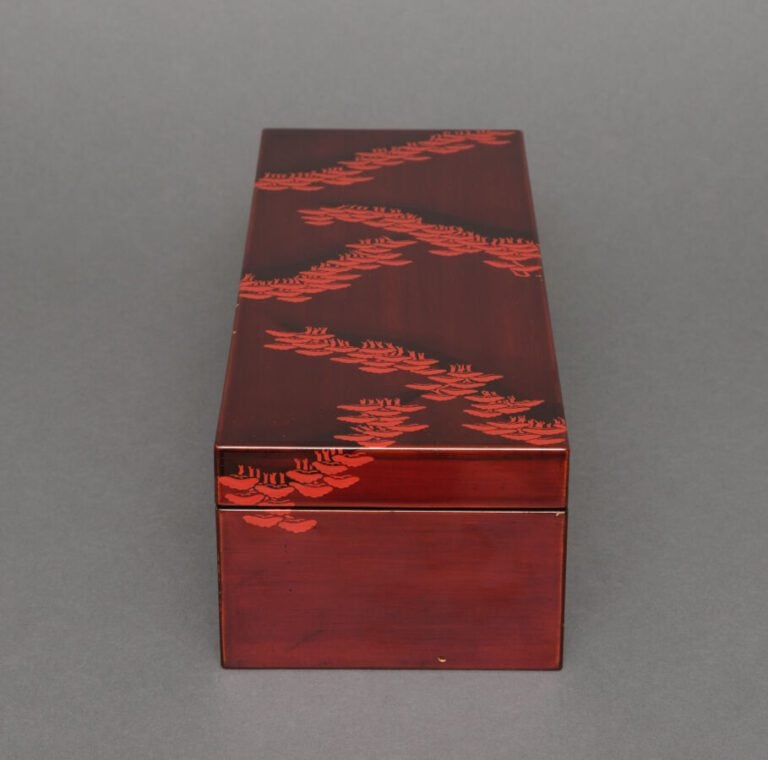JAPON - Période Taisho (1912-1926) - Suzuri'bako (boîte à écrire) laquée rouge…