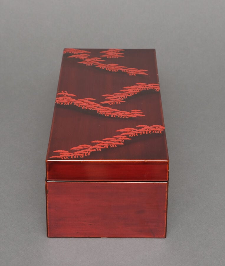JAPON - Période Taisho (1912-1926) - Suzuri'bako (boîte à écrire) laquée rouge…