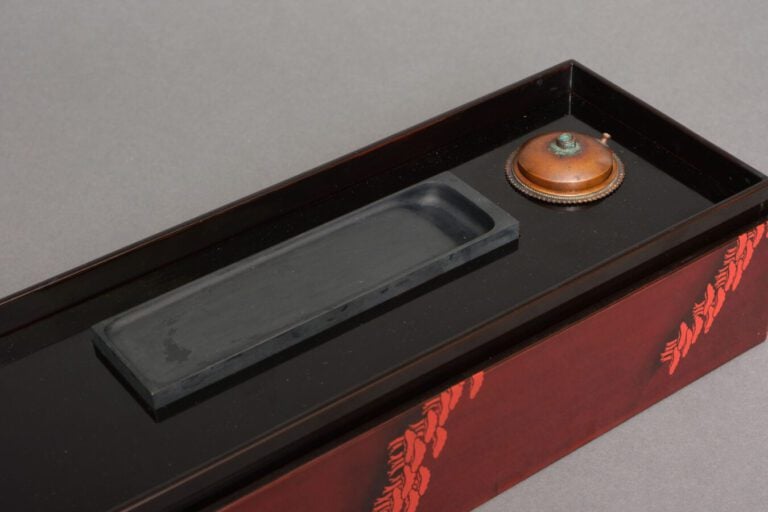 JAPON - Période Taisho (1912-1926) - Suzuri'bako (boîte à écrire) laquée rouge…