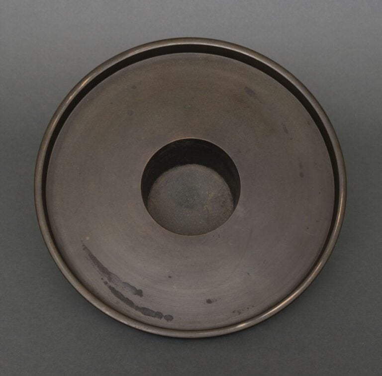 JAPON -Période Taisho (1912-1926 ) - Vase tripode Usubata en bronze patiné pour…