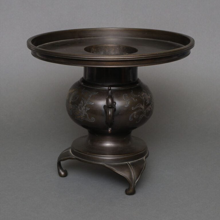 JAPON -Période Taisho (1912-1926 ) - Vase tripode Usubata en bronze patiné pour…